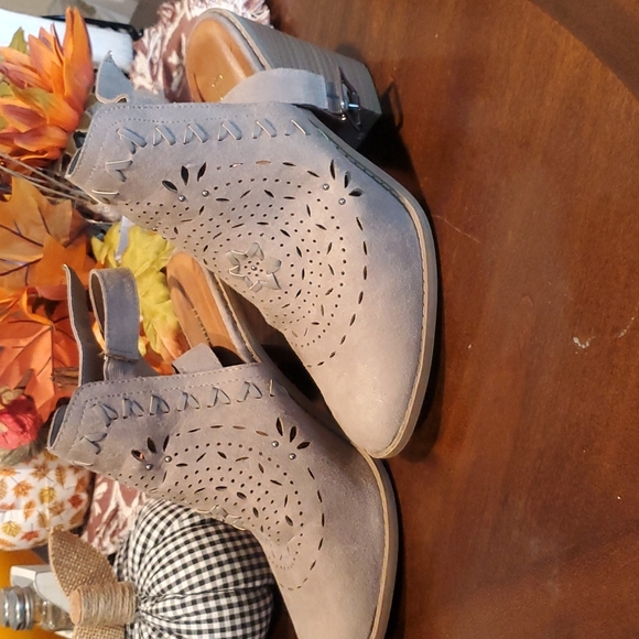 🌻Francesca's Open-heel Booties 🌻 - Picture 2 of 6